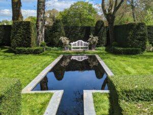 Gouarec - un jardin en ville et son miroir d'eau